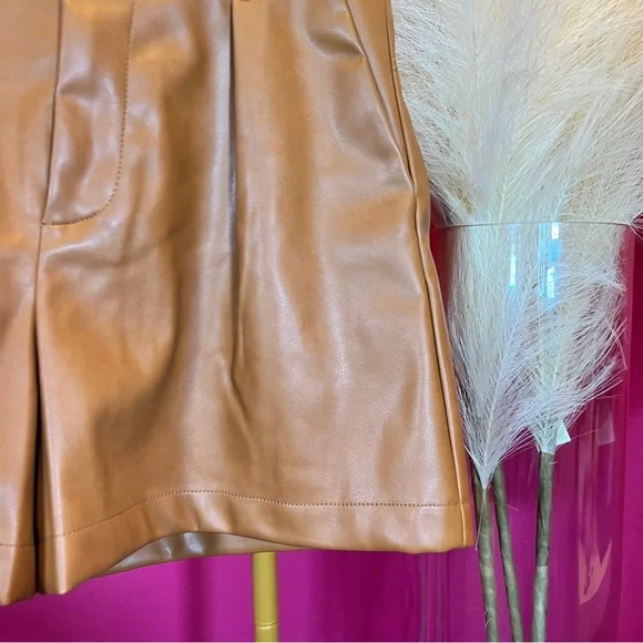 7 For All Mankind Faux Leather Tailored Short sz Small - Picture 3 of 7